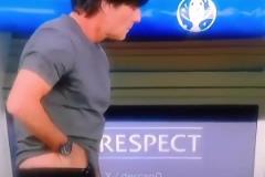 太搞了！外網網友惡搞：原來對手教練是被穆里尼奧“熏”暈了！