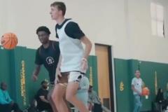 看著挺開朗啊！弗林蓬和美女網紅一起玩游戲！