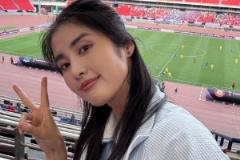 趙麗娜亮相女足亞冠半決賽現場：首屆女足亞冠，武漢加油