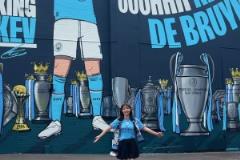 人稱德布勞內圈外女友！日本狂熱美女人迷打卡丁丁壁畫