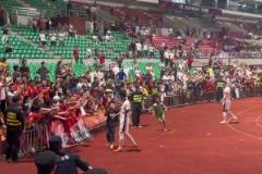 蓉城遠征球迷賽后高喊“韓鵬飛”的名字，為他鼓勵打氣加油！