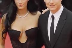 迪巴拉與妻子走紅毯，小魔仙比他老婆還靚