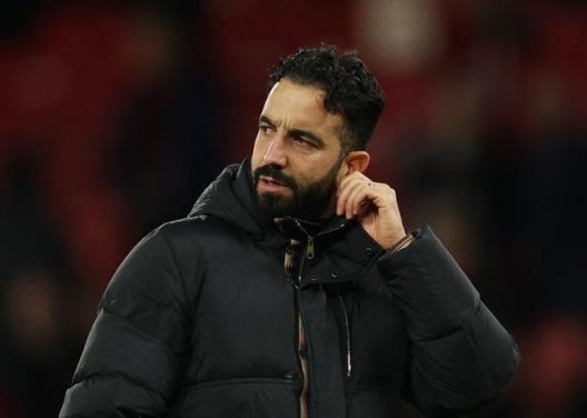 阿莫林賽后堅(jiān)持己見(jiàn)引爭(zhēng)議，球迷批評(píng)其固執(zhí)不靈活