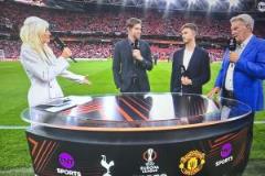 貝爾現(xiàn)場解說歐聯(lián)杯決賽，短發(fā)造型發(fā)量濃密