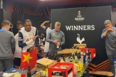 熱刺球員列隊聆聽歐冠主題曲迎接英超第17場賽事