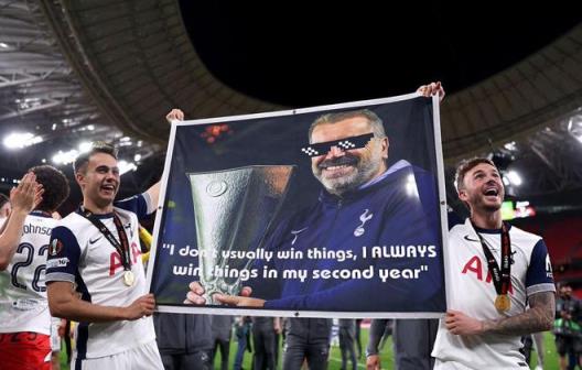 熱刺球員賽后高舉澳波旗幟宣誓第二年必奪冠