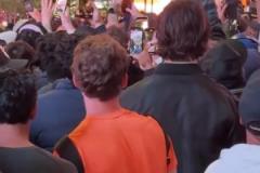 這就是籃球！比賽還剩4分鐘時尼克斯球迷高喊“4場拿下”！