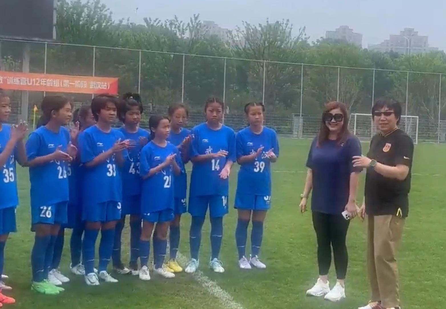 孫雯與亞足聯官員探望U12女足小將并合影留念