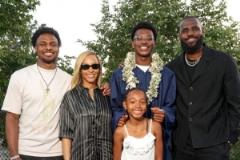 詹姆斯全家出席布萊斯高中畢業典禮并合影留念