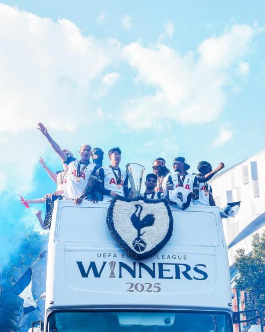 熱刺官方發布奪冠游行視頻，球迷遍布街道與屋頂共慶勝利