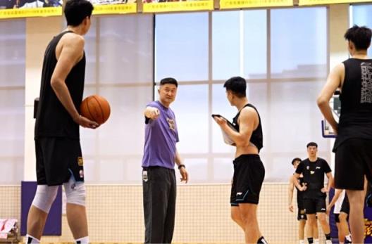 廣東男籃正式集結(jié)！杜鋒回歸執(zhí)教，訓(xùn)練氛圍輕松，王少杰與四張齊頭并進(jìn)
