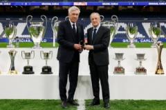 6個賽季15座冠軍！弗洛倫蒂諾為安切洛蒂頒發(fā)皇馬金質(zhì)鑲鉆徽章