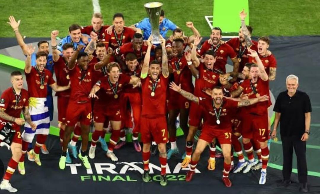 穆里尼奧曬2022年羅馬歐協聯奪冠舊照，意有所指？