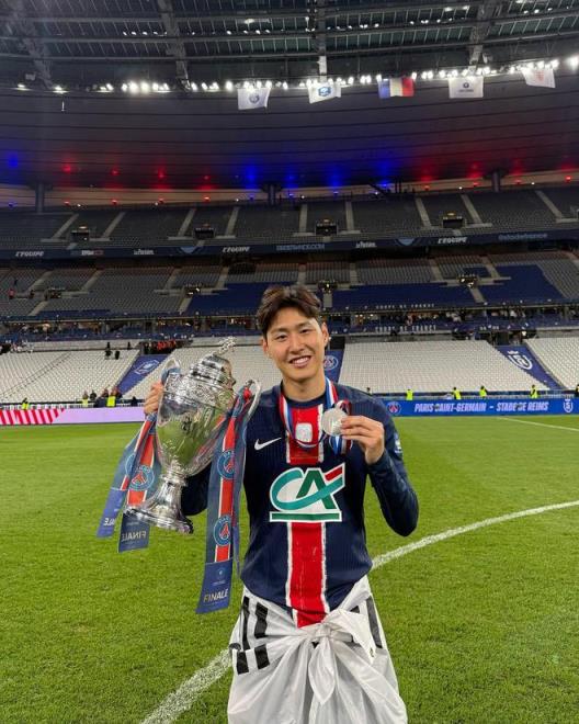 李剛?cè)史▏瓫Q賽替補觀戰(zhàn)，24歲已助巴黎斬獲6冠沖擊歐冠