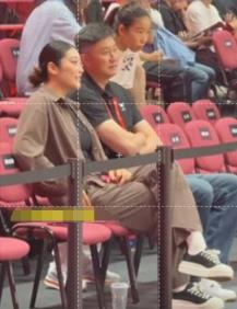 李夢現身耐高總決賽，與杜鋒熱情交流，打扮驚艷引關注