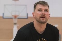 東契奇穿湖人T恤在皇馬球館加練引熱議