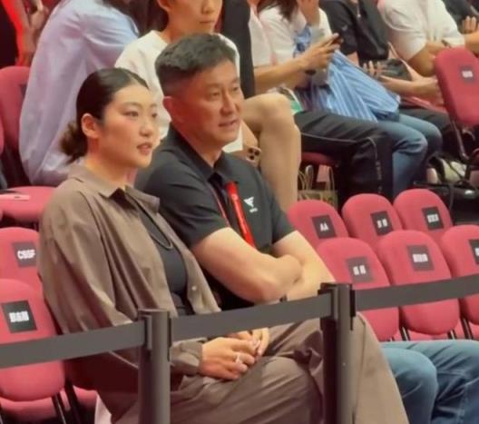 李夢現身耐高總決賽，打扮驚艷與杜鋒熱情互動